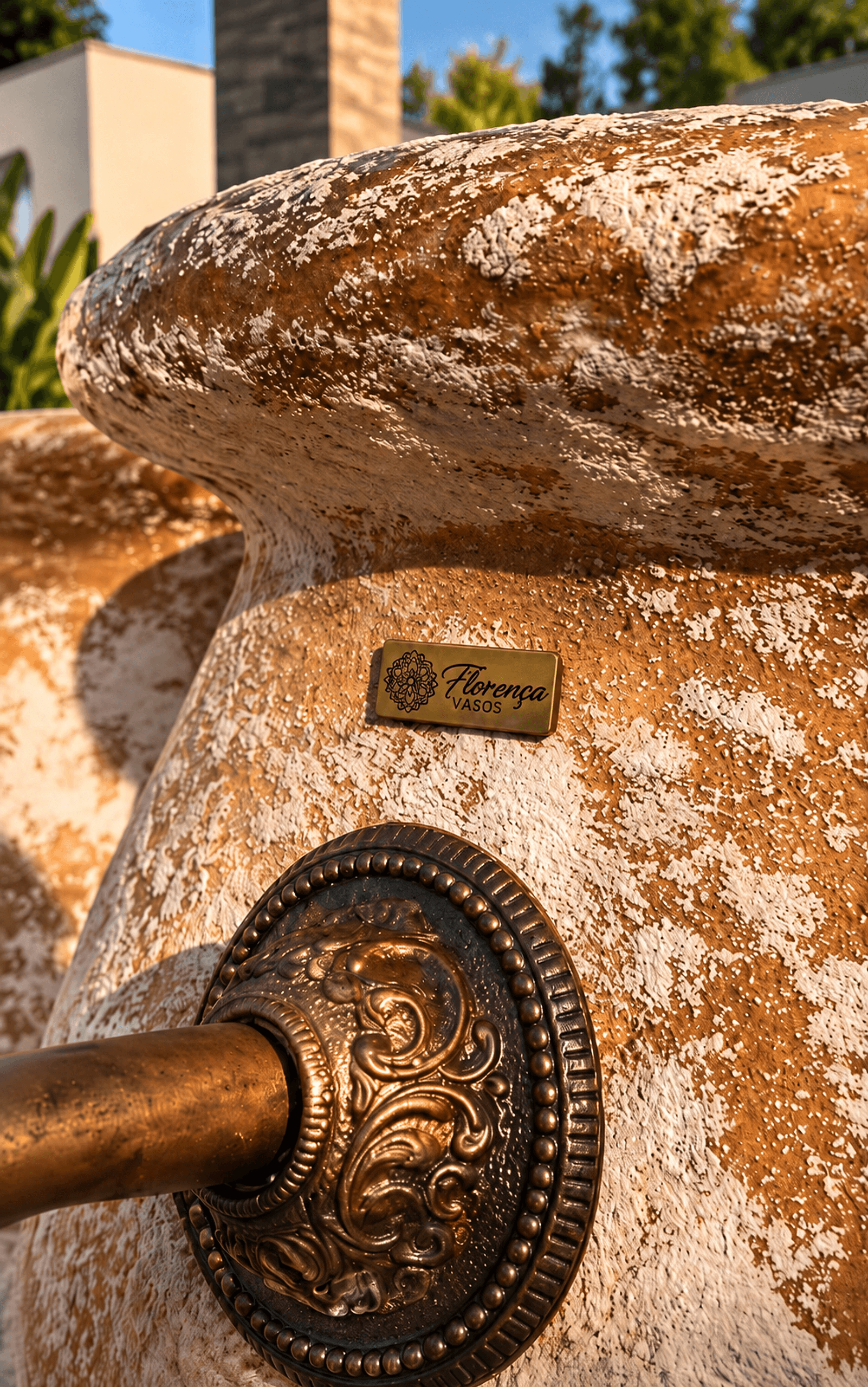 Detalhe de fonte Florença com bica ornamentada e placa da marca