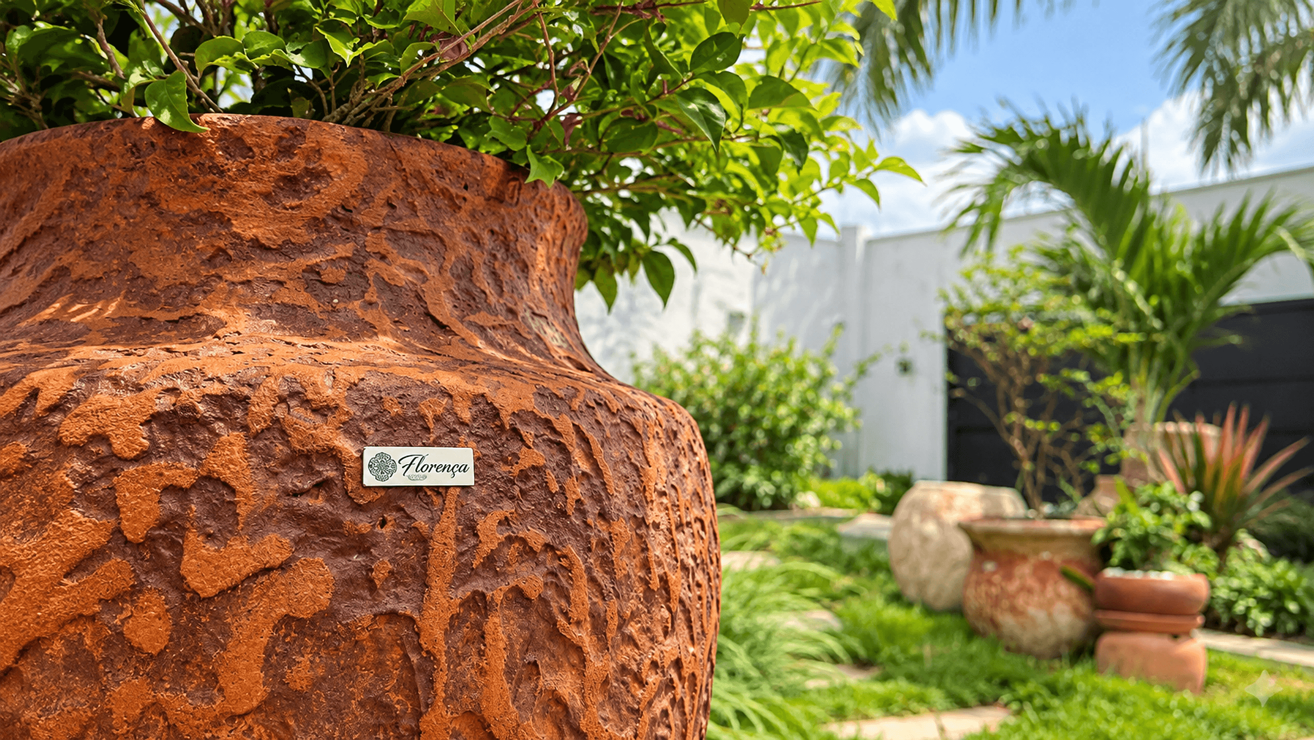 Vaso rústico Florença em terracota com relevo esculpido no jardim