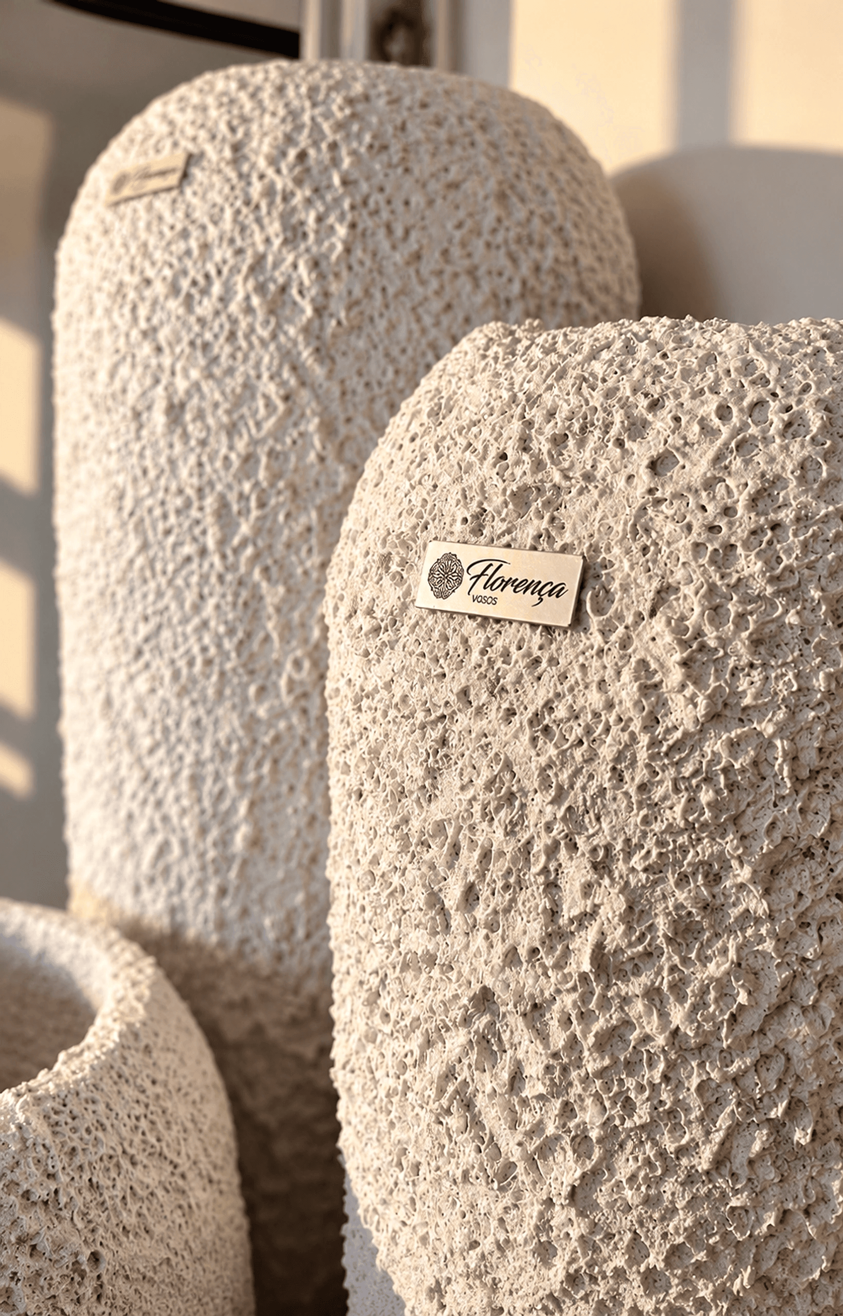 Vasos Florença em textura Pedra Coral com placa dourada